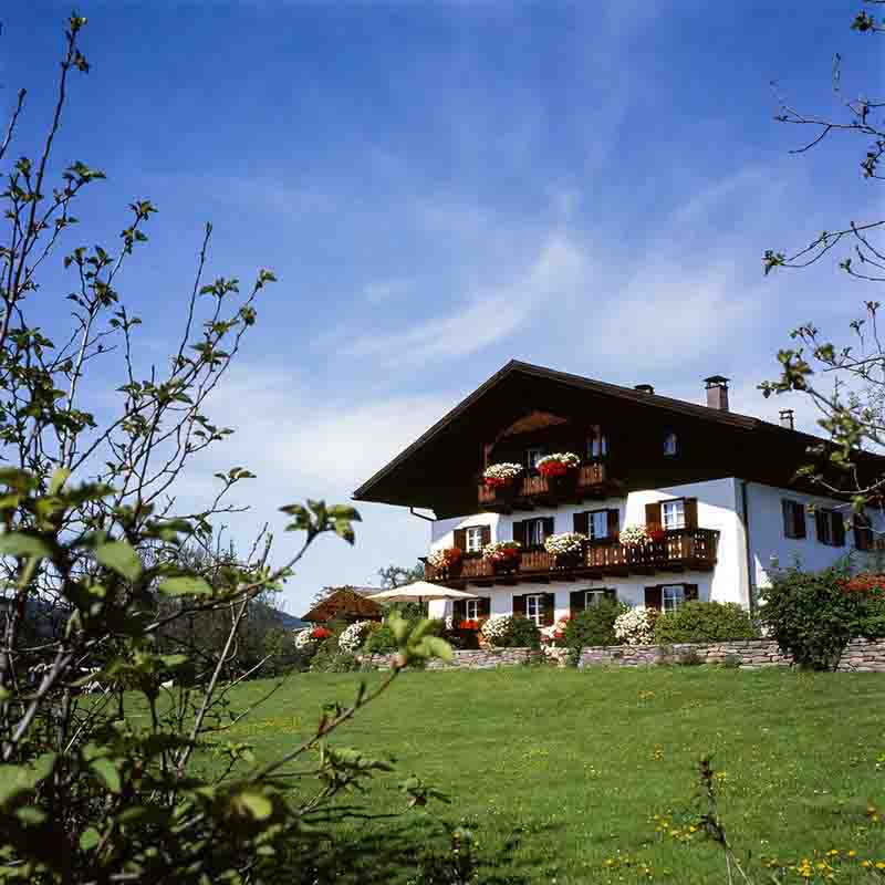 Ein traditionelles oberbayerisches Hotelgebäude.